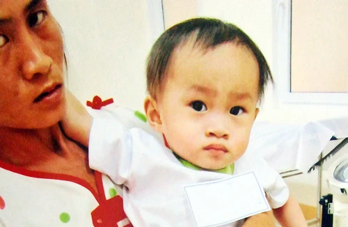 Hai mẹ con “người rừng” đi giám định ADN 