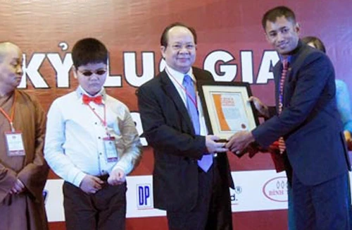 Hoàng Quang Thuận: Thơ Thiền dự giải Nobel 