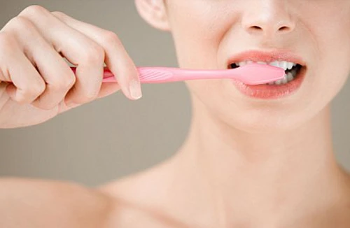 Dùng tay đánh răng để bảo vệ nướu 