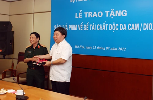 Trao tặng sách “Nửa thế kỷ nỗi đau da cam” 