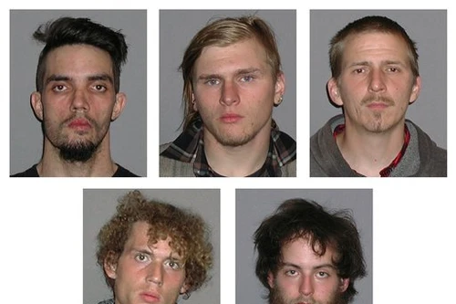 Bị bắt khi đang kích nổ bom… giả 