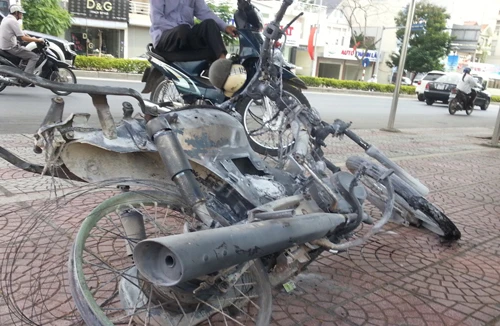 Cháy xe trên cầu Chương Dương 