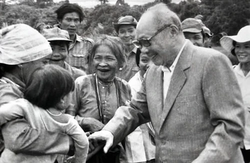 Sống vì Đảng vì dân, chí công vô tư