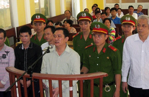 Án nặng cho 3 quan đánh cờ bạc tỷ