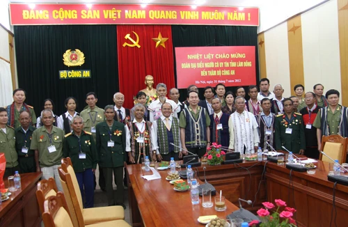 Luôn gắn bó chặt chẽ với nhân dân 