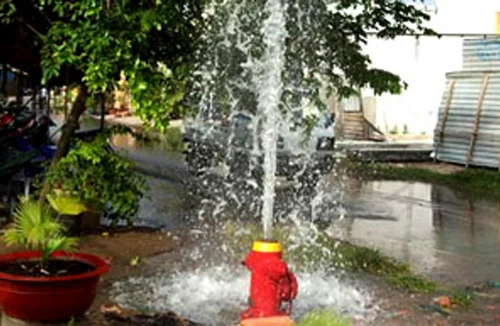 Đề xuất tăng giá nước 35%: Hãy ‘‘bịt” những ‘‘lỗ hổng” lãng phí!