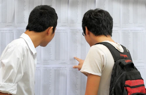 Các trường hồi hộp chờ điểm sàn công bố