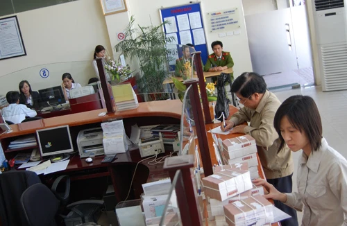 Lãi suất ngân hàng đồng loạt giảm 1% 