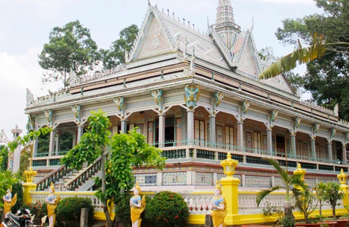 Ngôi chùa khảm gốm độc đáo 