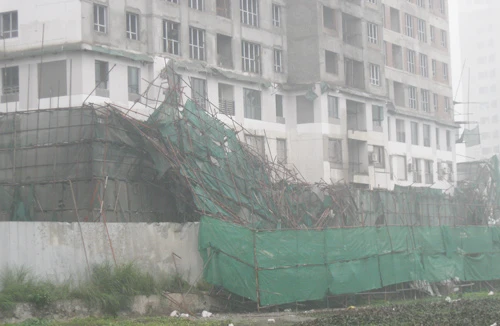 Nhà thầu đổ tại công nhân tự tháo thanh giằng