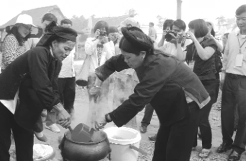 Ở làng văn hóa, khổ hơn ở nhà