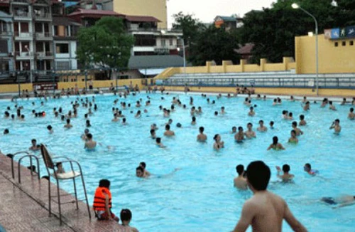 Bể bơi quá tải, nguy cơ lây bệnh truyền nhiễm 