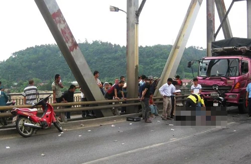 Đi mua bánh mỳ, một nam thanh niên chết trên cầu Bến Thủy