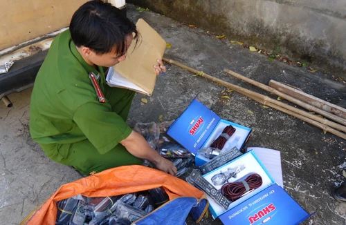 Ô tô chở linh kiện điện tử có nhãn mác sai quy định 