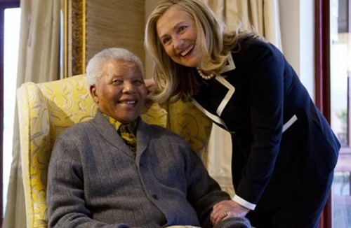 Bà Hillary Clinton thăm “người bạn lớn” Nelson Mandela