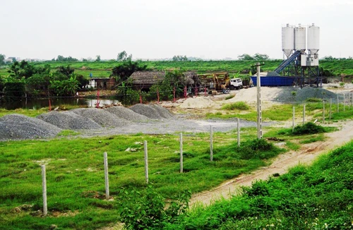 Thoải mái “ban phát”... đất công!