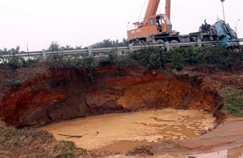 Vỡ đường ống nước sông Đà: Hàng chục nghìn hộ dân lao đao