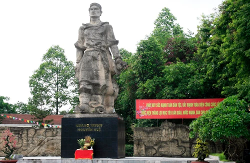 Có nên làm mới tượng đài Vua Quang Trung? 