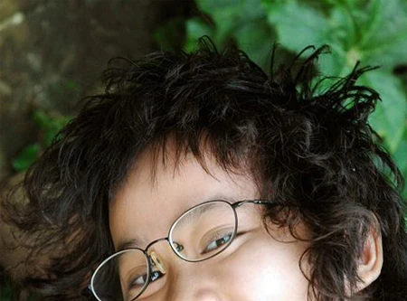 Ăn mặc bình thường thì hát như lên đồng 