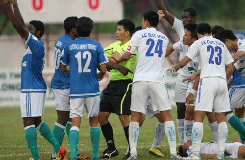 Vòng 10 V-League: Nhiều điều kỳ quặc 