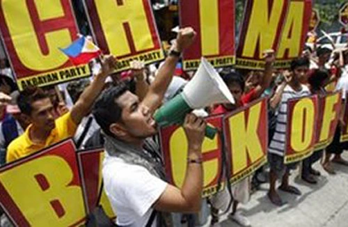 Người dân Philippines biểu tình trước Đại sứ quán Trung Quốc 