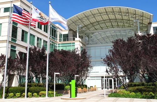 Dấu mốc “người khổng lồ” 