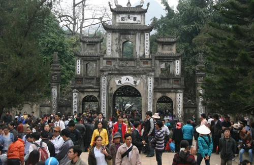 Chùa Hương vào hội: Giá vé, giá đò đều tăng