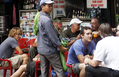 Đeo bám khách du lịch: Vết nhơ khó xoá