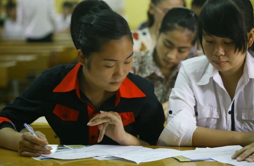 Lo thí sinh lén gửi đề thi bằng điện thoại