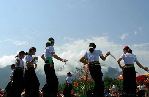 Cuốn theo điệu xòe bất tận