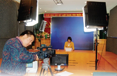 Trăn trở trước cây bút và ống kính