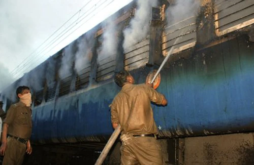 Cháy tàu khủng khiếp ở Ấn Độ, 47 người chết