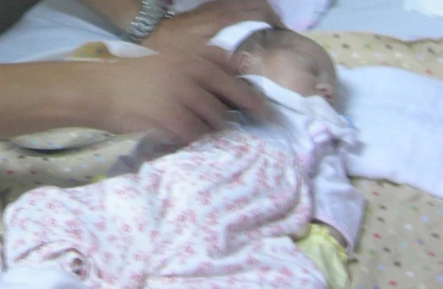 Bé sơ sinh suýt tử vong vì hít phải phân su 