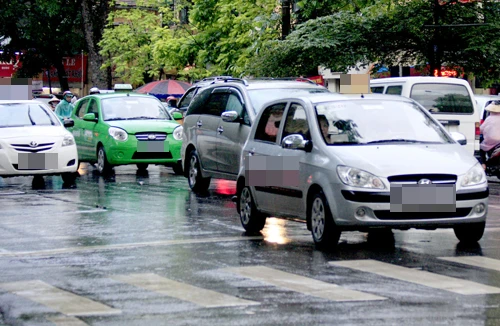 Xăng dầu 5 lần hạ giá, vận tải vẫn đang “xem xét” giảm cước 