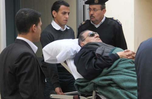 Cựu Tổng thống Mubarak nằm cáng tới hầu tòa