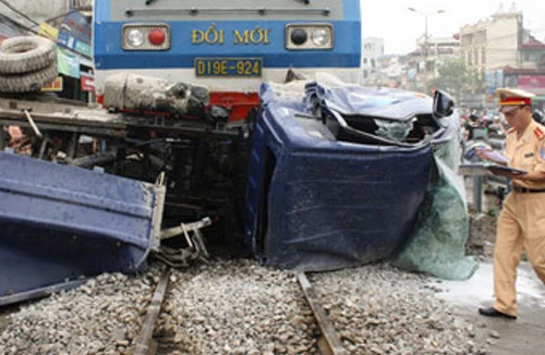 Gia tăng tai nạn đường sắt đầu năm 2012: “Trách nhiệm thuộc về… toàn dân”