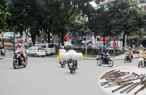 Hàng cân đinh rải trên phố 