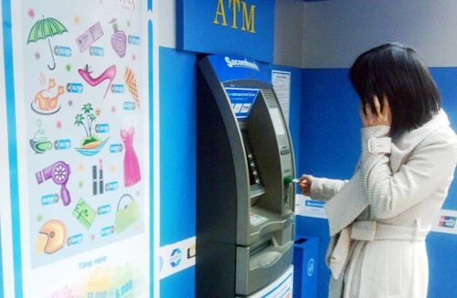 Vẫn quyết tâm thu phí ATM nội mạng