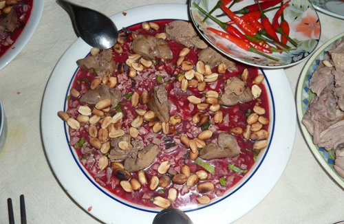 Nguy kịch vì tiết canh lợn 