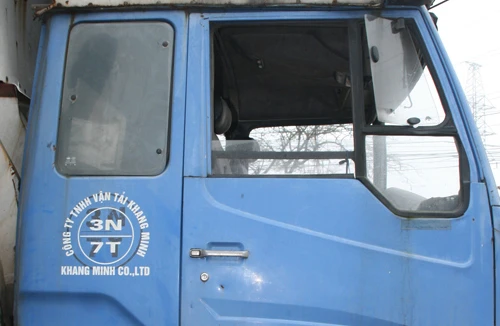 Chưa thể kết án bị cáo “bịt mồm” ô tô 