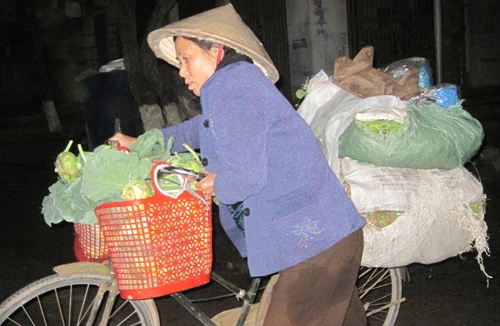 “Thân cò” mưu sinh ở chợ ‘‘âm phủ”