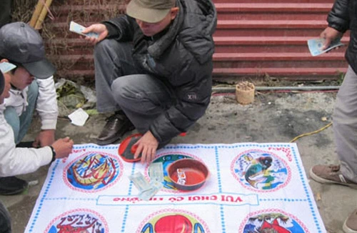 Cờ bạc diễn ra công khai ở nhiều lễ hội