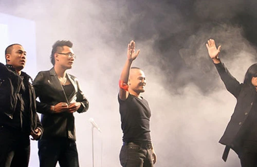 “Bức Tường” làm video xuyên Việt