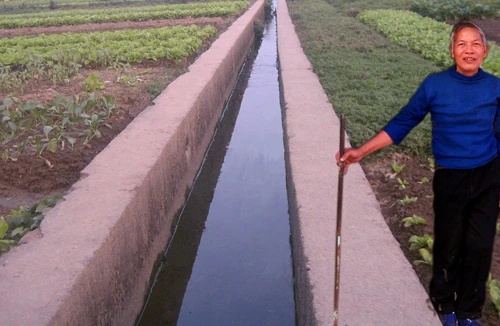 Người mang "thần nước" về bản