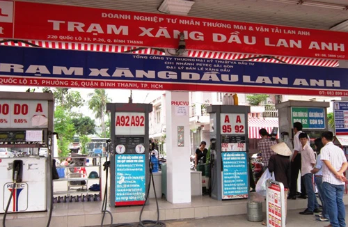 Một cây xăng bị khách hàng “quây” vì nghi xăng rởm