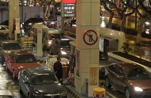 Đối phó với tăng giá xăng: Cất xe riêng, đi xe chung