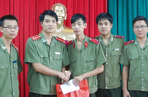 Trao quà từ Quỹ hỗ trợ Công an Thanh niên Thủ đô