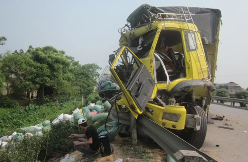 2 xe tải đâm nhau trên đường cao tốc Pháp Vân 