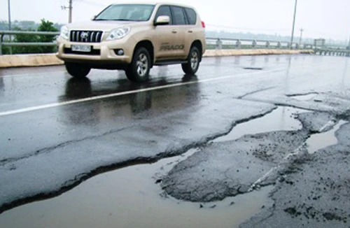 Phí làm đường của Việt Nam cao hơn cả Mỹ vì phải ‘‘đội” cả phí ‘‘bôi trơn”