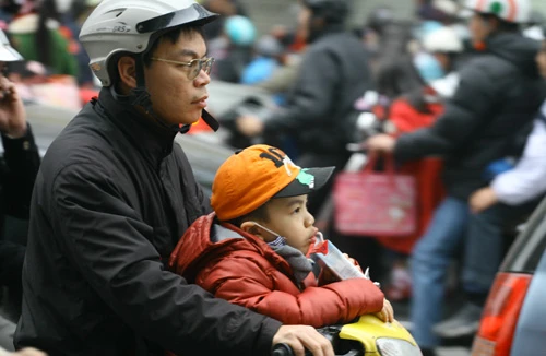 Ngày thứ 2 đổi giờ học, giờ làm: Đi học sớm, lại về muộn